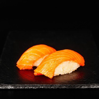 Суши с лососем