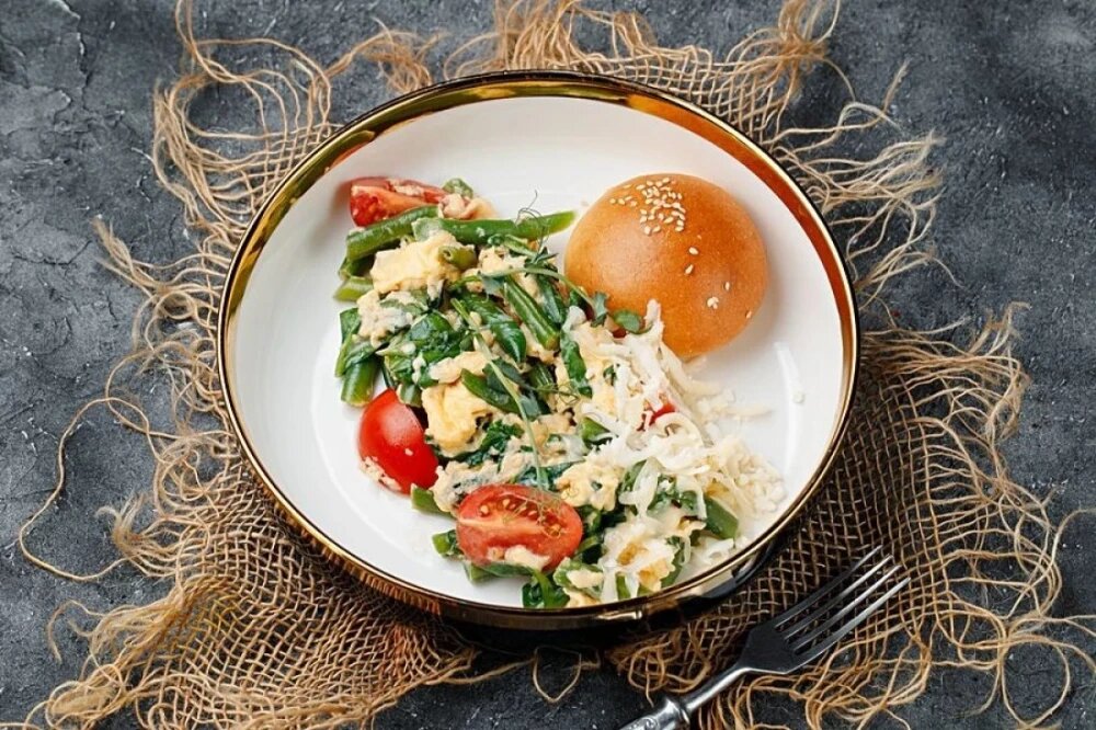 Зеленый скрэмбл со стручковой фасолью, ш