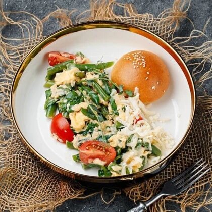 Зеленый скрэмбл со стручковой фасолью, ш