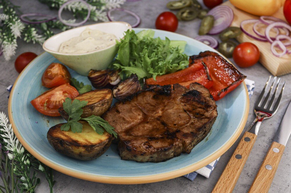 Печеная свинина с овощами