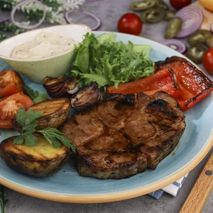 Печеная свинина с овощами