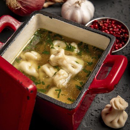 СУП С МИНИ-ХИНКАЛИ И ЗЕЛЕНЬЮ