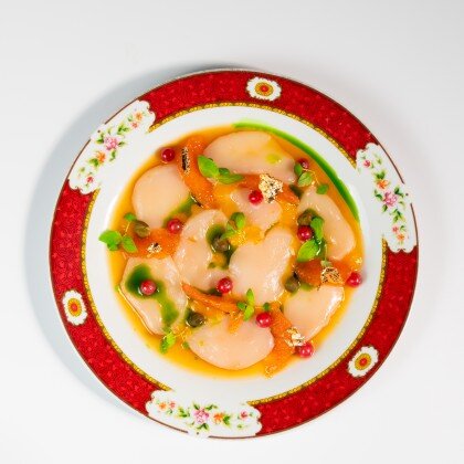 Карпаччо из сахалинского гребешка с фенхелем и малиновым понзу