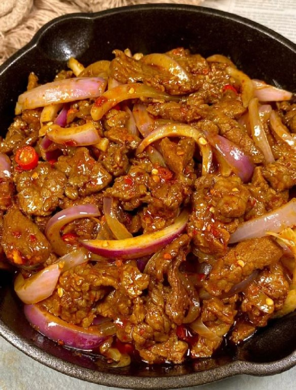 Жареная говядина с зерой и луком