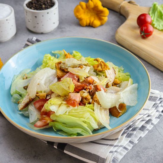 Салат с лисичками и цыпленком
