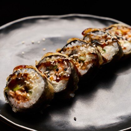 Горячий ролл угорь, авокадо, сливочный сыр