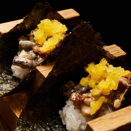 Открытый ролл Угорь, соус "Майтачи" "