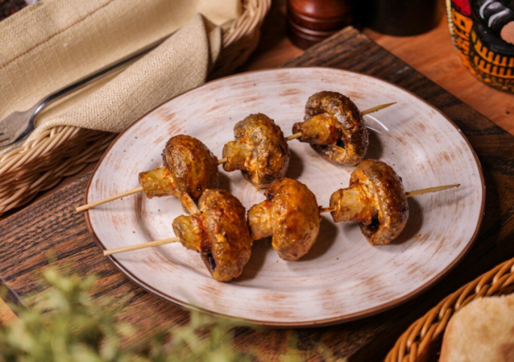 Шашлык из шампиньонов с соусом