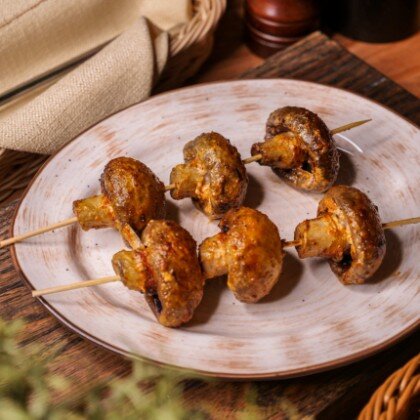 Шашлык из шампиньонов с соусом