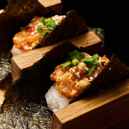 Открытый ролл лосось, тобико, сливочный унаги