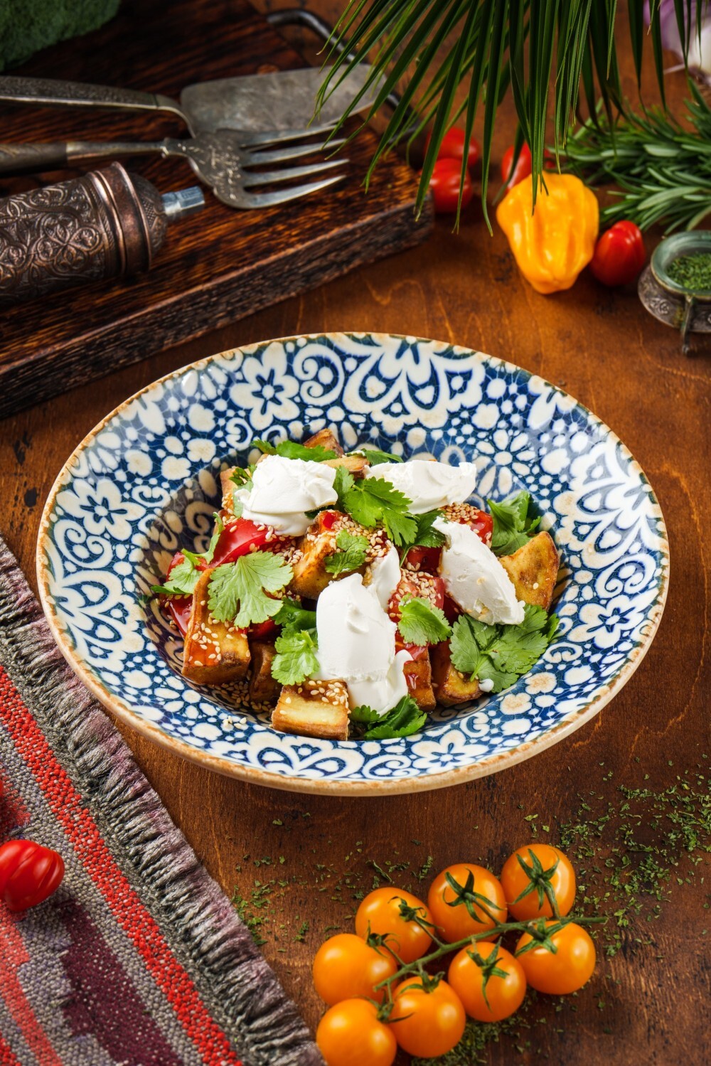 Салат с хрустящими баклажанами и сладким томатом