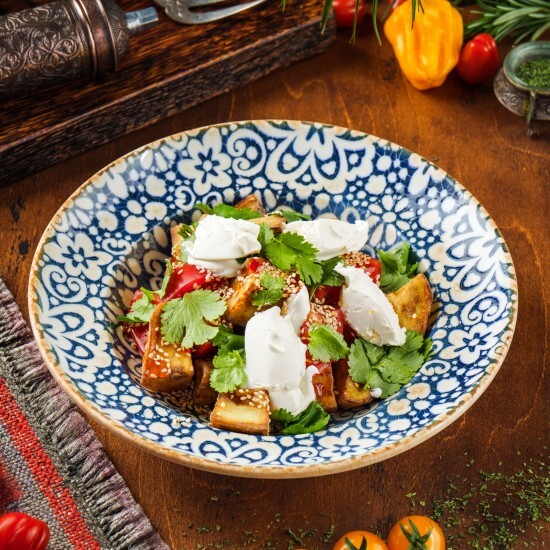 Салат с хрустящими баклажанами и сладким томатом