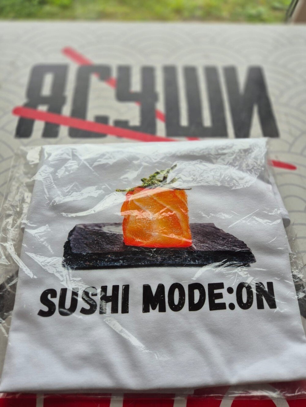 Футболка с надписью "SUSHI MODE:ON"