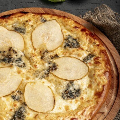 ХАЧАПИЦЦА С ГРУШЕЙ
И ГОРГОНЗОЛОЙ