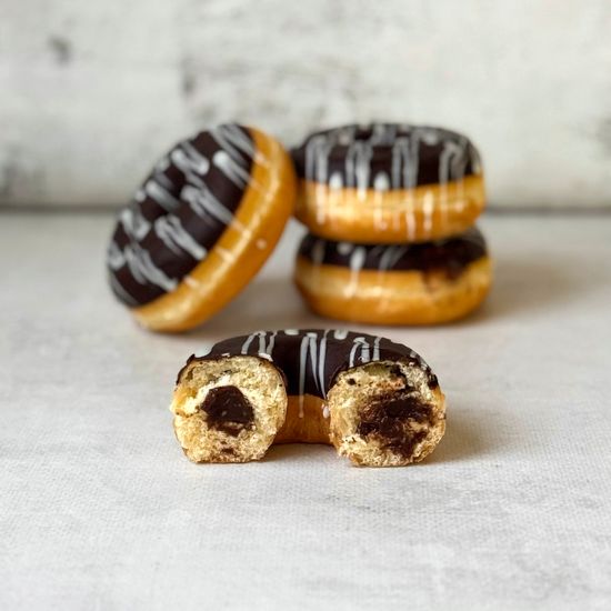 Донат с шоколадной начинкой