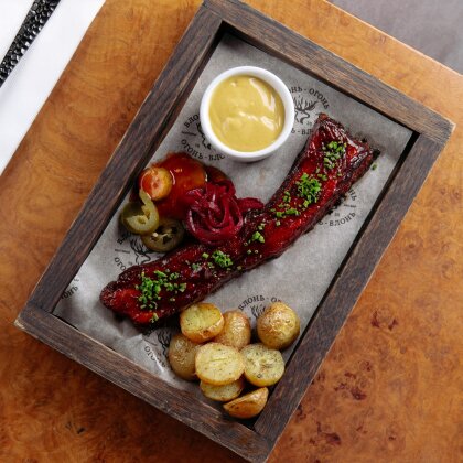 Свиное ребро в копченом глейзе BBQ  огурцами ким чи