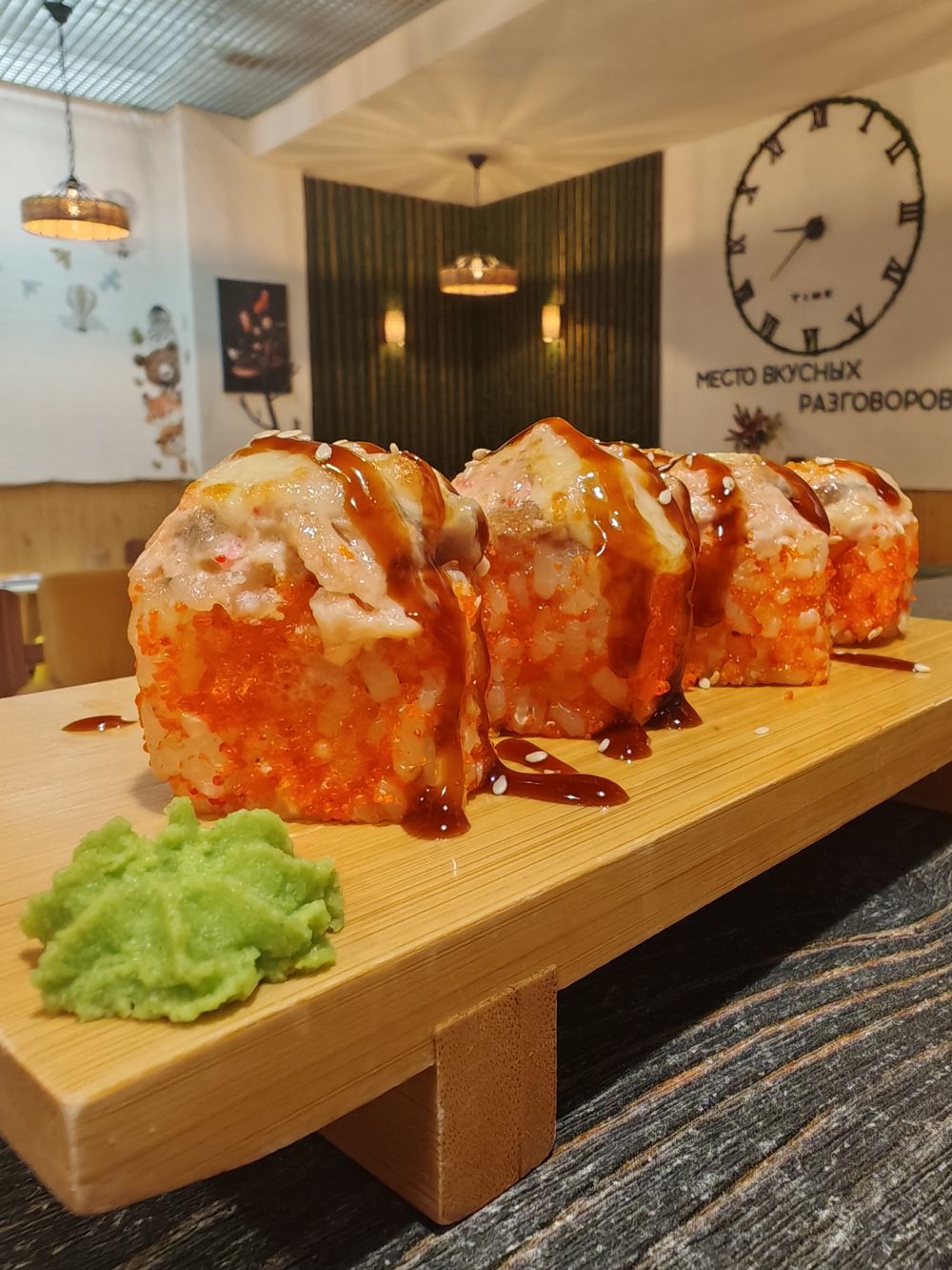 Запеченный ролл с лососем и сыром моцарелла