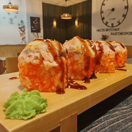 Запеченный ролл с лососем и сыром моцарелла