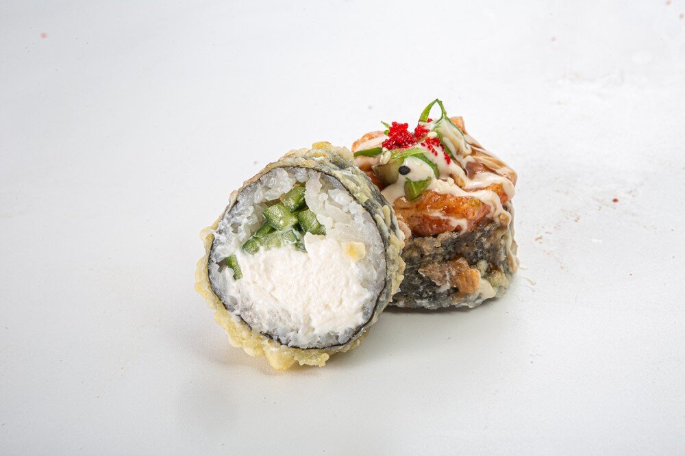 Половинка Темпура ролл с лососем и авокадо