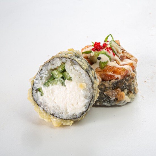 Половинка Темпура ролл с лососем и авокадо