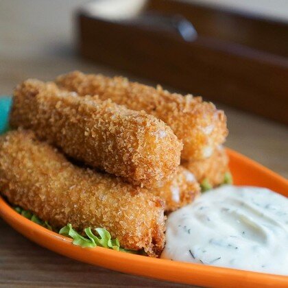 Сырные палочки с чесночным соусом