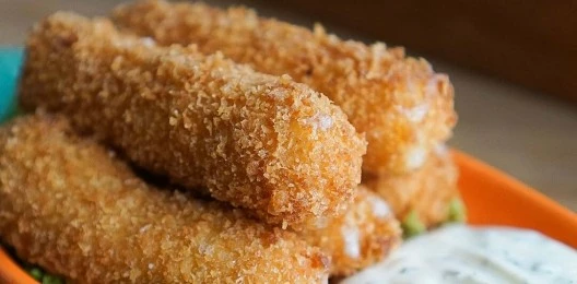 Сырные палочки с чесночным соусом