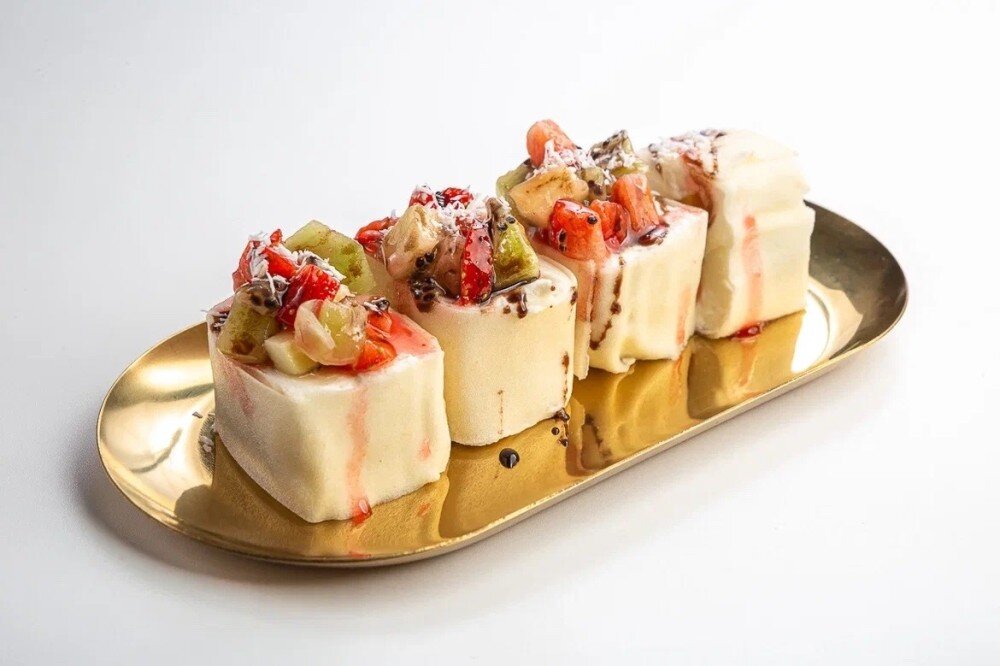 Сладкий ролл с клубникой и сливочным кремом