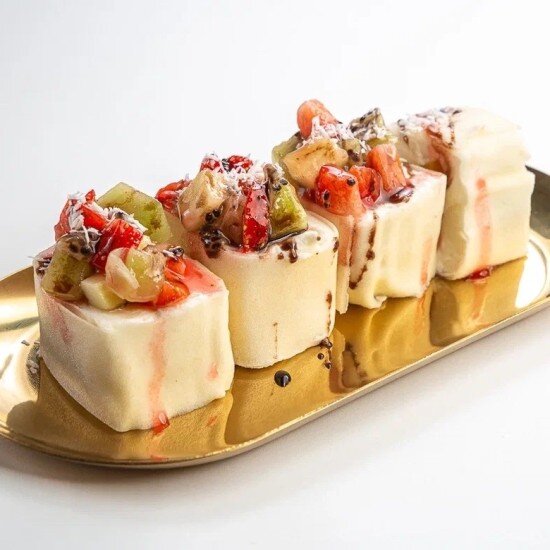 Сладкий ролл с клубникой и сливочным кремом