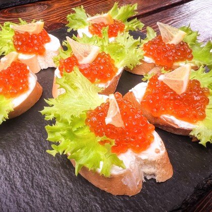 Брускетта с икрой