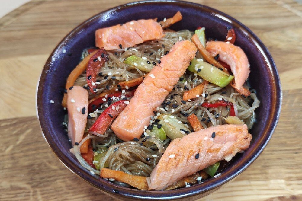 Фунчоза с лососем