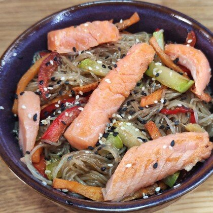 Фунчоза с лососем