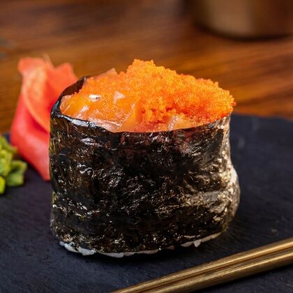 Гункан с лососем