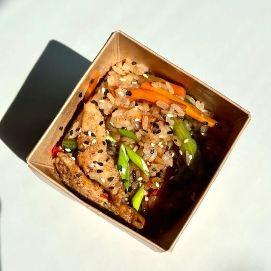 Вок Рис с курочкой в соусе Сладкий чили