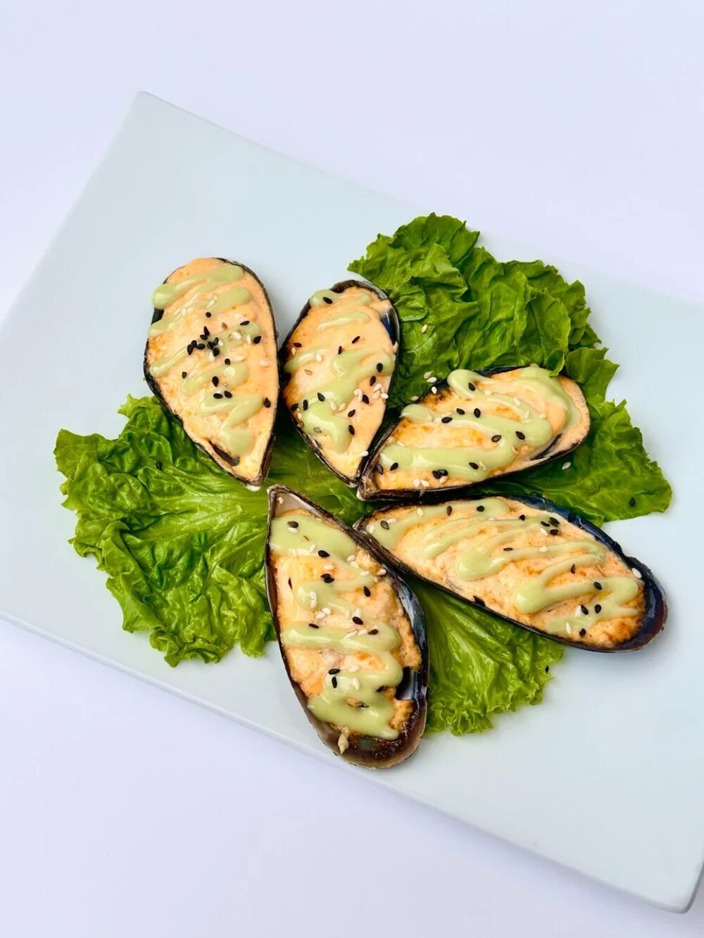 Запеченные мидии с соусом Спайси и васаби-мед