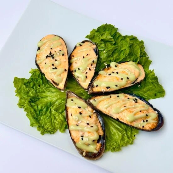 Запеченные мидии с соусом Спайси и васаби-мед