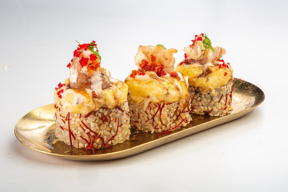 Запеченный ролл с креветкой и соусом Шрирача