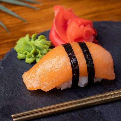Суши с лососем