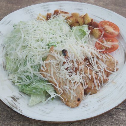 Салат цезарь с курицей