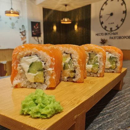 Филадельфия с огурцом и авокадо