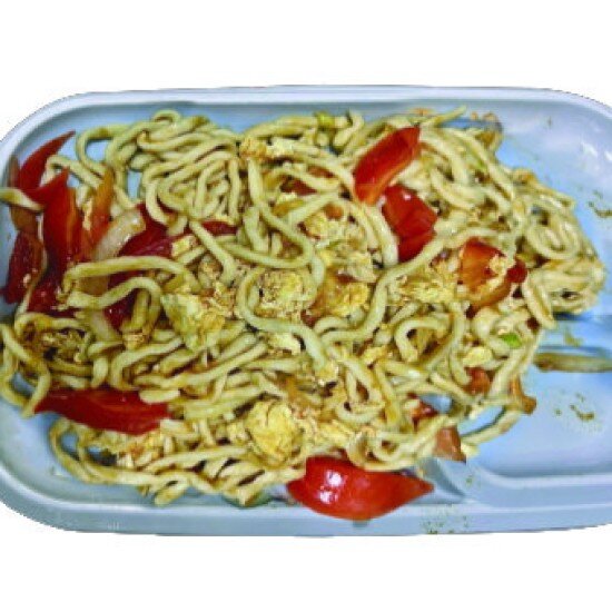 Лапша жареная с яйцом и помидорами