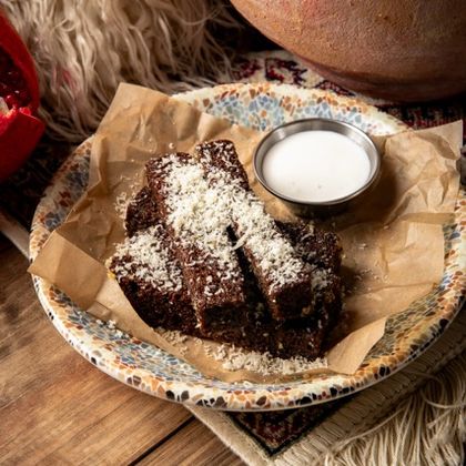 Гренки чесночные с соусом мацони