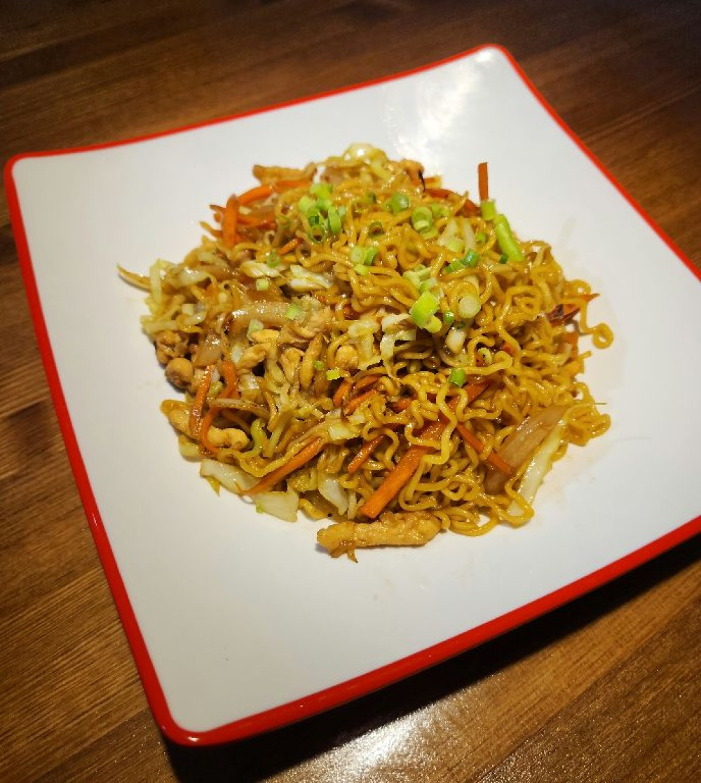 жареная лапша с курицей