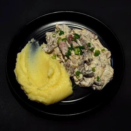 Говядина с грибами по - строгановски с картофельным пюре
