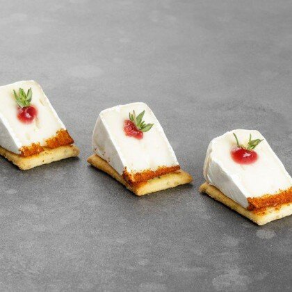 Камамбер на крекере