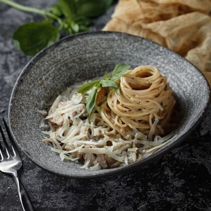 Паста с курицей и грибами