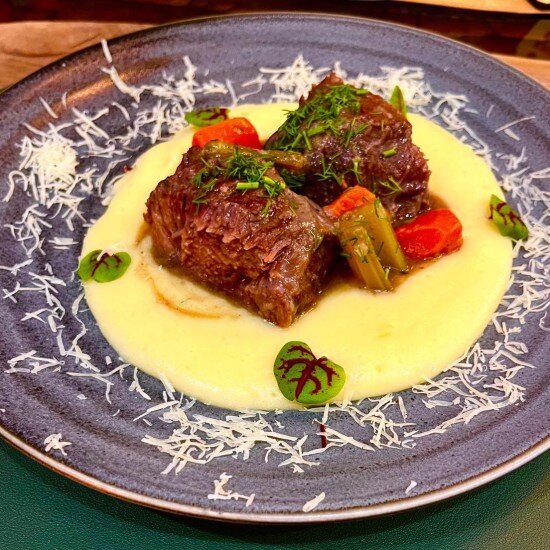 Телячьи щёчки с картофельным пюре