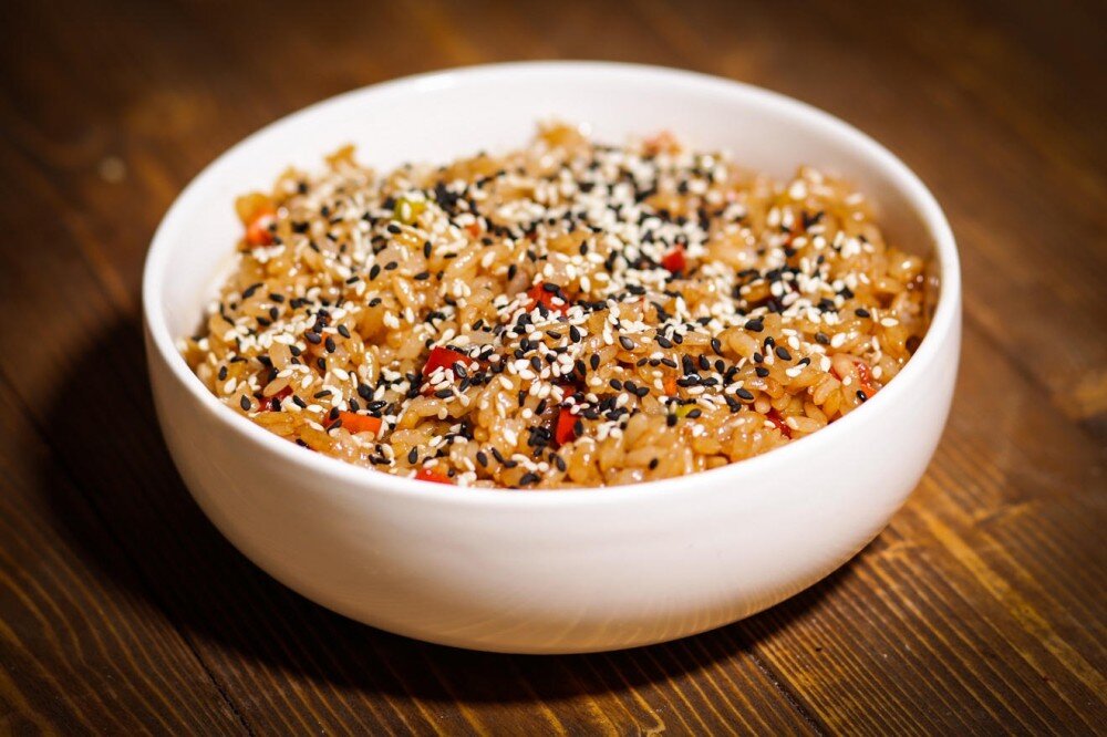 Рис жареный с лососем