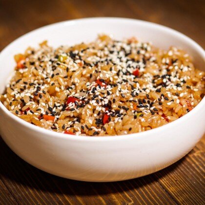 Рис жареный с лососем