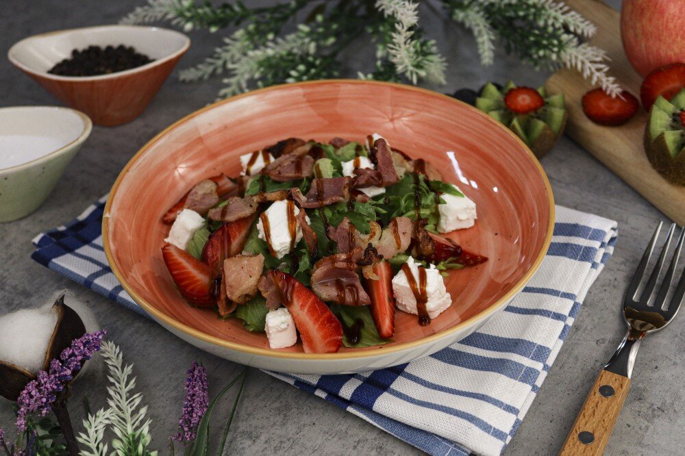 Салат с клубникой, беконом и фета