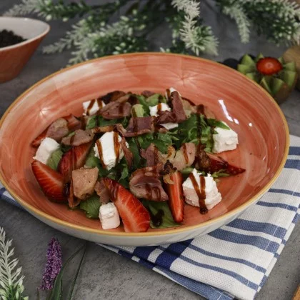 Салат с клубникой, беконом и фета